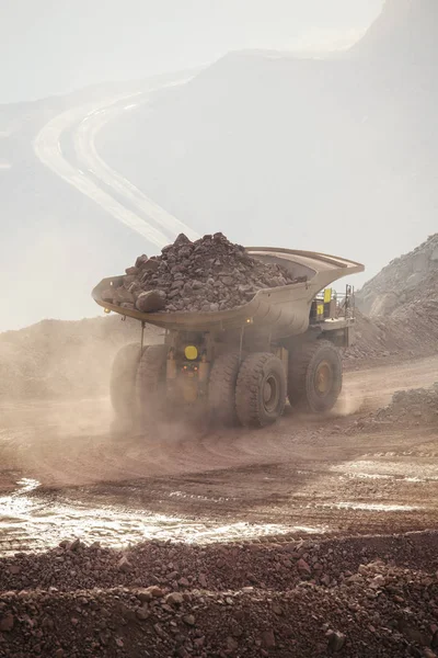 Camión volquete. Minería —  Fotos de Stock