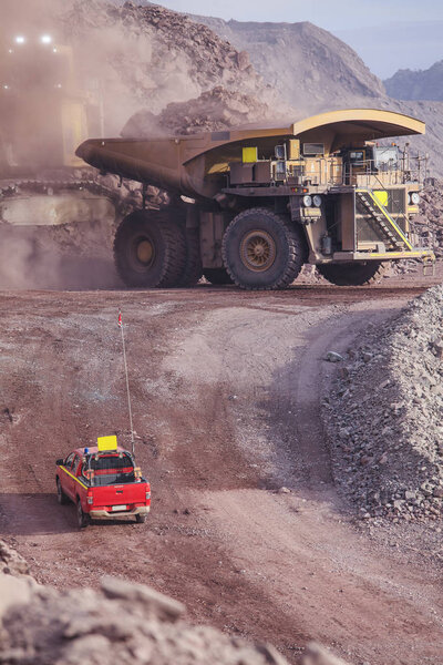 Самосвал в шахте
