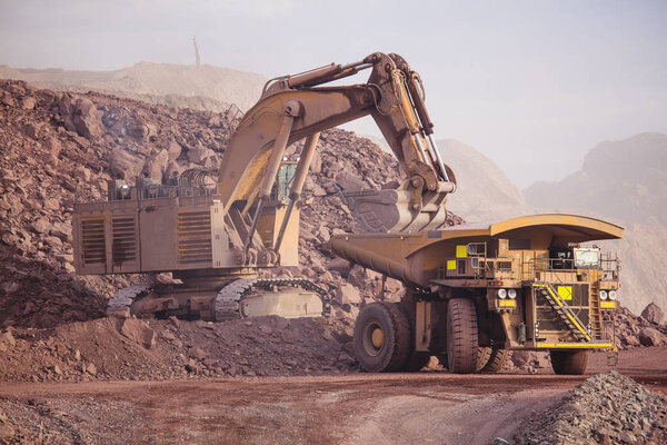 Огромный экскаватор. Горное дело
