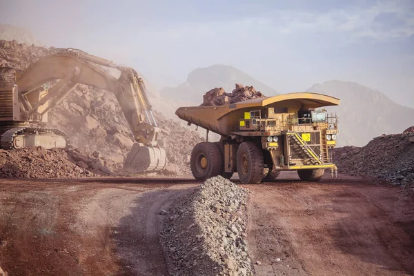 Camión volquete en una mina — Foto de Stock