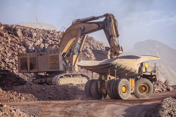 Огромный экскаватор. Горное дело
