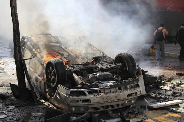 Une voiture en feu. Manifestation — Photo