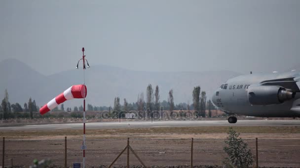 C-17 グローブ マスターの出発の準備ができて — ストック動画