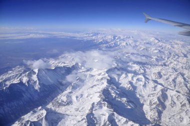 Andes Dağların üzerinden uçan