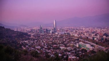 Santiago 'nun zaman çizelgesi alacakaranlıkta yükseliyor