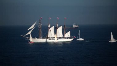 Okyanusu üzerinde eski yelkenli