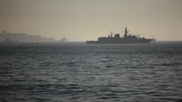 Válečná loď a nákladní loď — Stock video