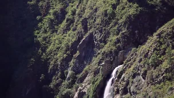 Cascade dans la forêt, Chili 