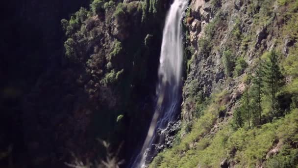 Cascade dans la forêt, Chili 