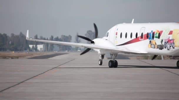 Avião de passageiros Beechcraft 1900D — Vídeo de Stock