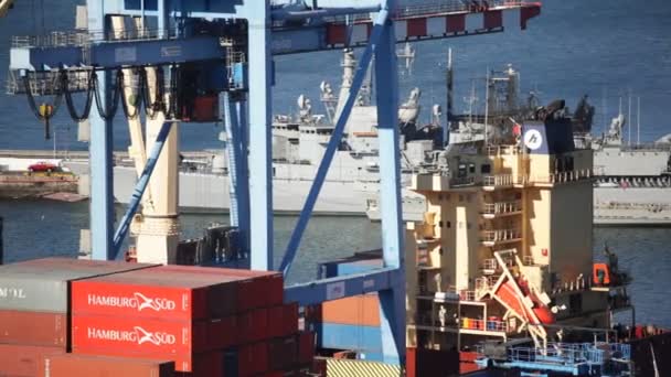 Contenedores de carga en Valparaíso, Chile — Vídeos de Stock