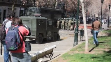 Çevik kuvvet polisi bir protesto sırasında