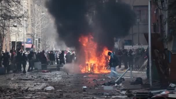 Het studentenprotest in Chili, brandende auto — Stockvideo