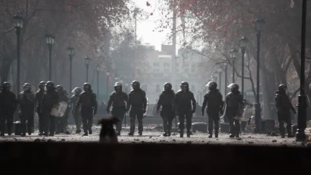 Policía antidisturbios durante una protesta — Vídeos de Stock