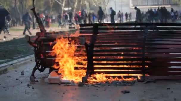学生的抗议活动在智利，街垒 — 图库视频影像