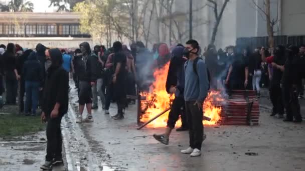 Protest studentów w Chile, barykada — Wideo stockowe