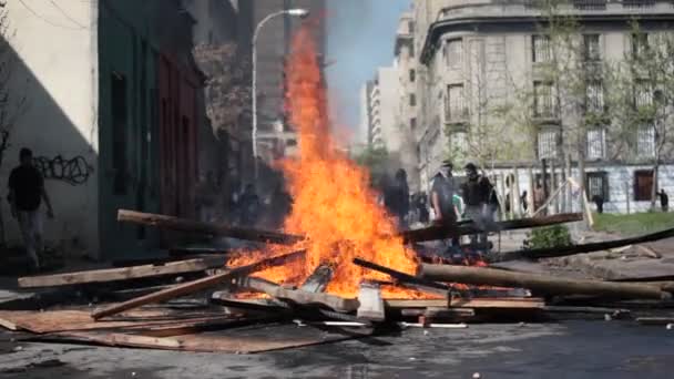 Protest studentów w Chile, barykada — Wideo stockowe