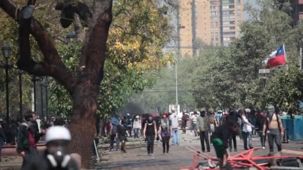 Студенческая акция протеста в Чили, баррикады — стоковое видео