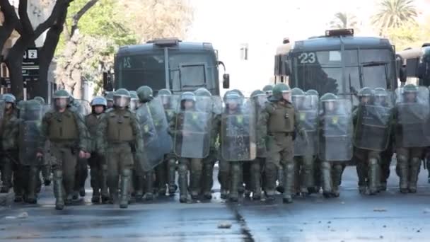 Riot Police tijdens een protest — Stockvideo