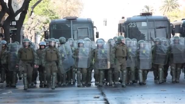 Police anti-émeute lors d'une manifestation — Video