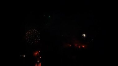 Denizin üstünde havai fişekler