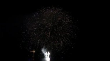 Denizin üstünde havai fişekler