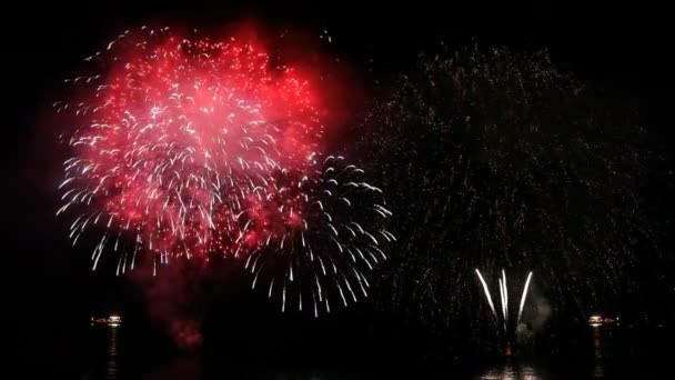 Fuegos artificiales sobre el mar — Vídeos de Stock