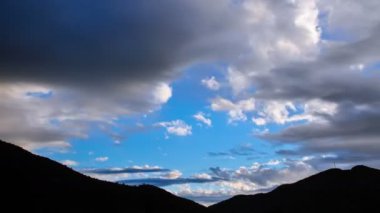 Alacakaranlıkta Timelapse bulutlara