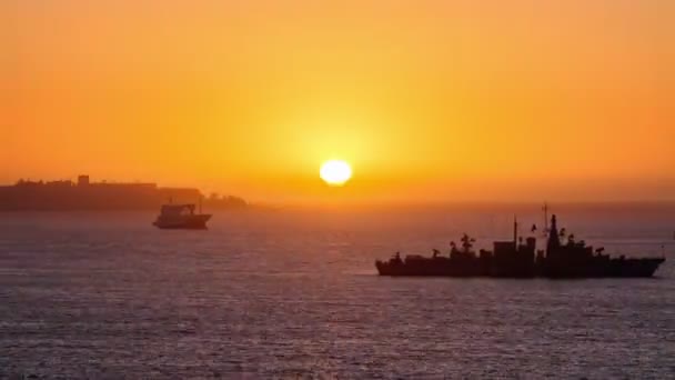 Schiffe bei Sonnenuntergang, Zeitraffer 4k — Stockvideo