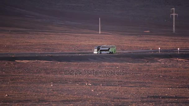 Автобус по чилийской пустыне — стоковое видео