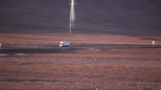 Camión en el desierto chileno — Vídeo de stock