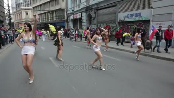 Carnaval durante o protesto, Valparaiso — Vídeo de Stock