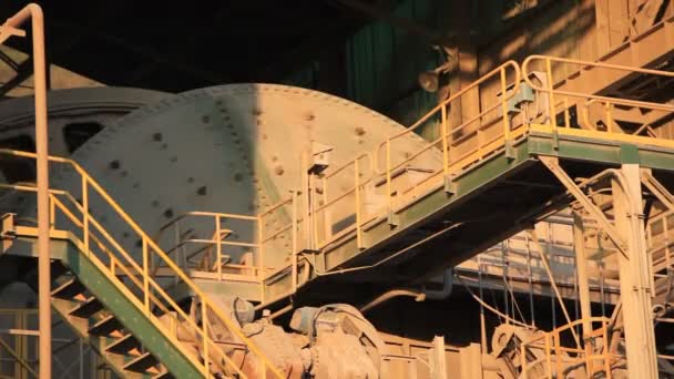 Kugelmühle in einer kupferverarbeitenden Industrie. — Stockvideo