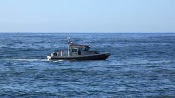 Спасательный патруль на океане — стоковое видео
