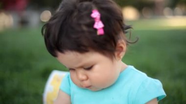 parkta güzel bebek
