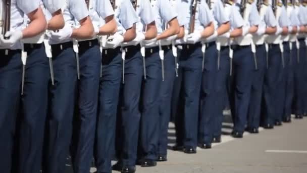 Flygvapnet kadetter i en parad — Stockvideo
