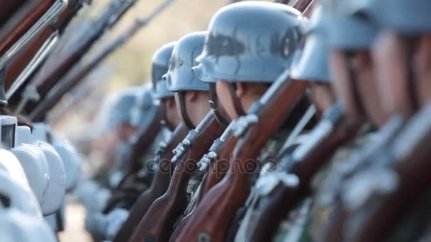Солдаты маршируют на параде — стоковое видео