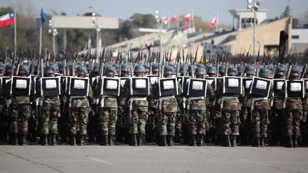 Bir geçit töreninde yürüyen askerler — Stok video