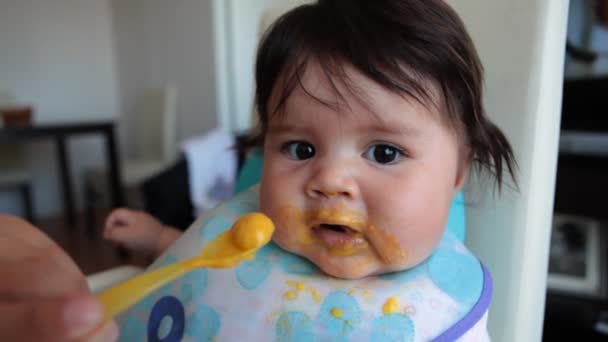 Öğle yemeğinde bebek — Stok video