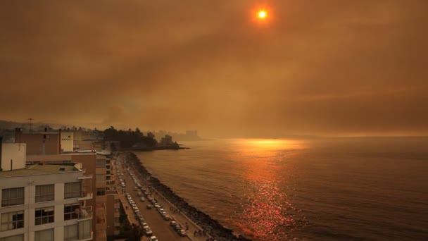 Zachód słońca z dymem przez pożar lasu — Wideo stockowe