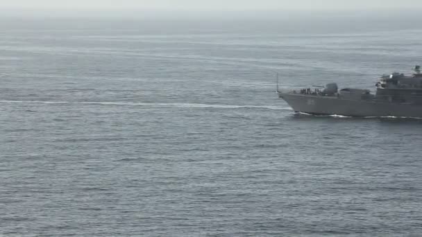 Örlogsfartyg på havet — Stockvideo