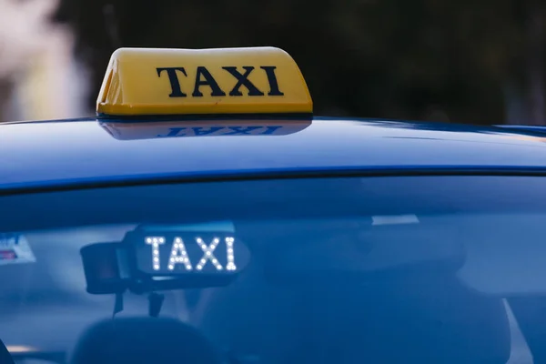 Araba çatı işareti taksi — Stok fotoğraf