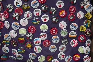 Öğrenci protesto düğmesini rozetleri