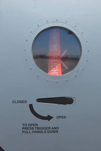Аварийная дверь самолета — стоковое фото