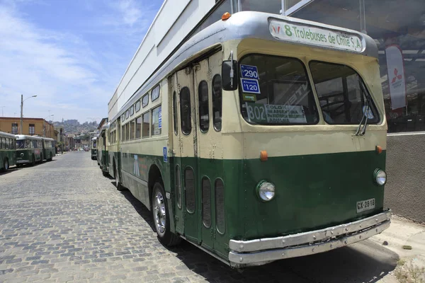 Stary trolejbus w Valparaiso — Zdjęcie stockowe