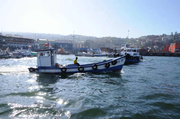 Navire touristique sur Valparaiso — Photo