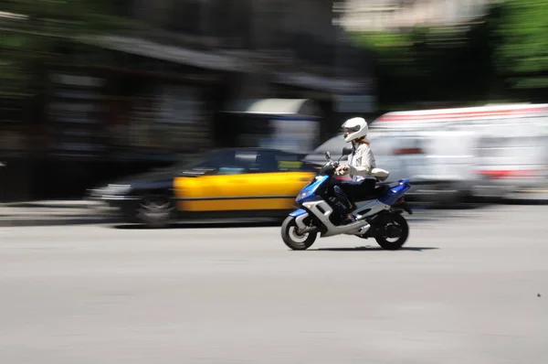 Barcelona'da motosikletçi