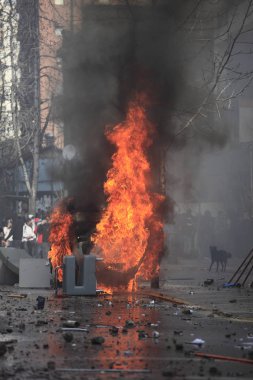 Araba yanıyor. Protesto