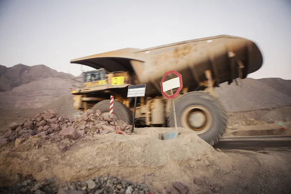 Camión minero en el camino —  Fotos de Stock