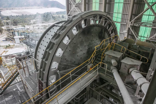 Промышленное оборудование - Шаровая мельница — стоковое фото